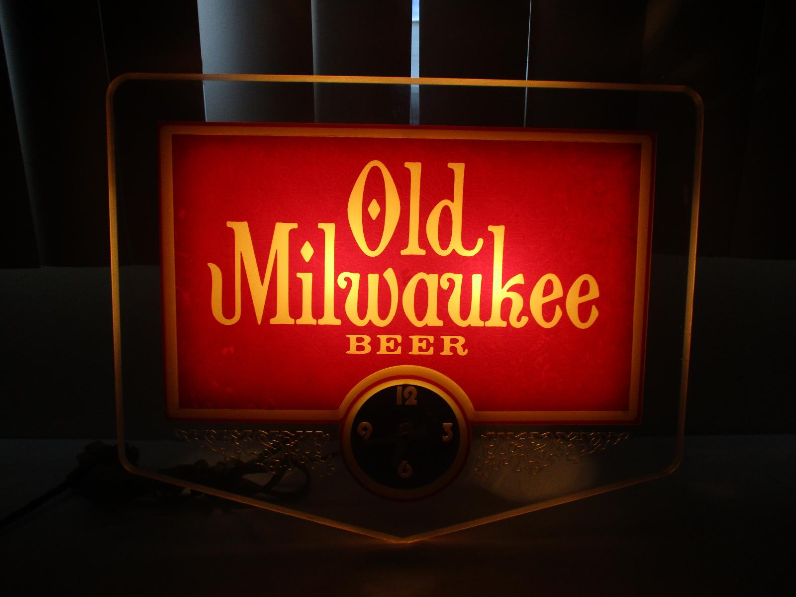Vintage Old Milwaukee Beer Light-up Beer Bar Sign w/ Working