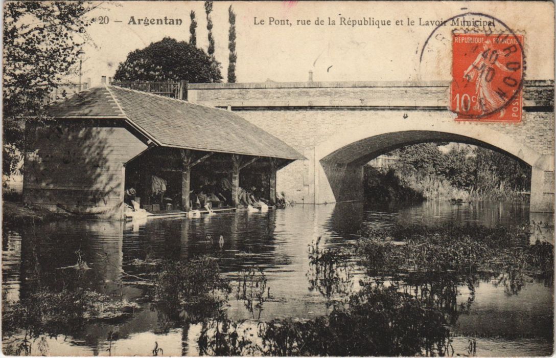 CPA ARGENTAN-Le Pont rue de la République et le Lavoir Municipal (29489)