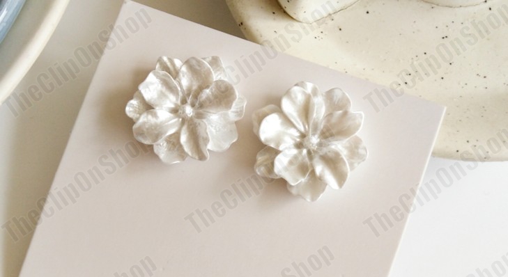 Orecchini A Clip Fiore Perlato Bianco Lucite 25mm - Stile Vintage Per Orecchie Non Forate - Foto 2