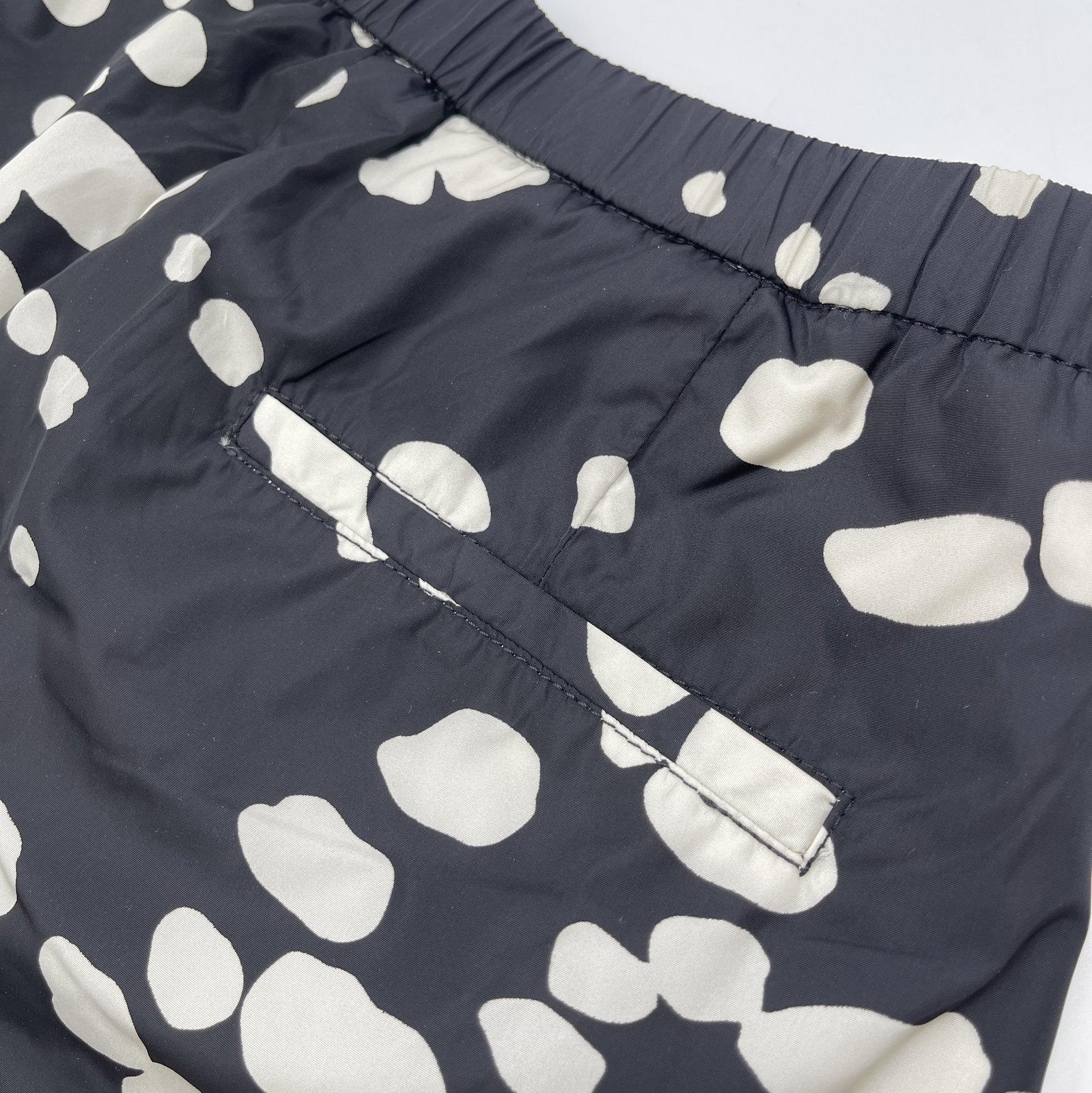 ショートパンツ MONCLER Women Shorts  Burmudas J2 098 8H000 03 829H7 Black s-l1200.jpg