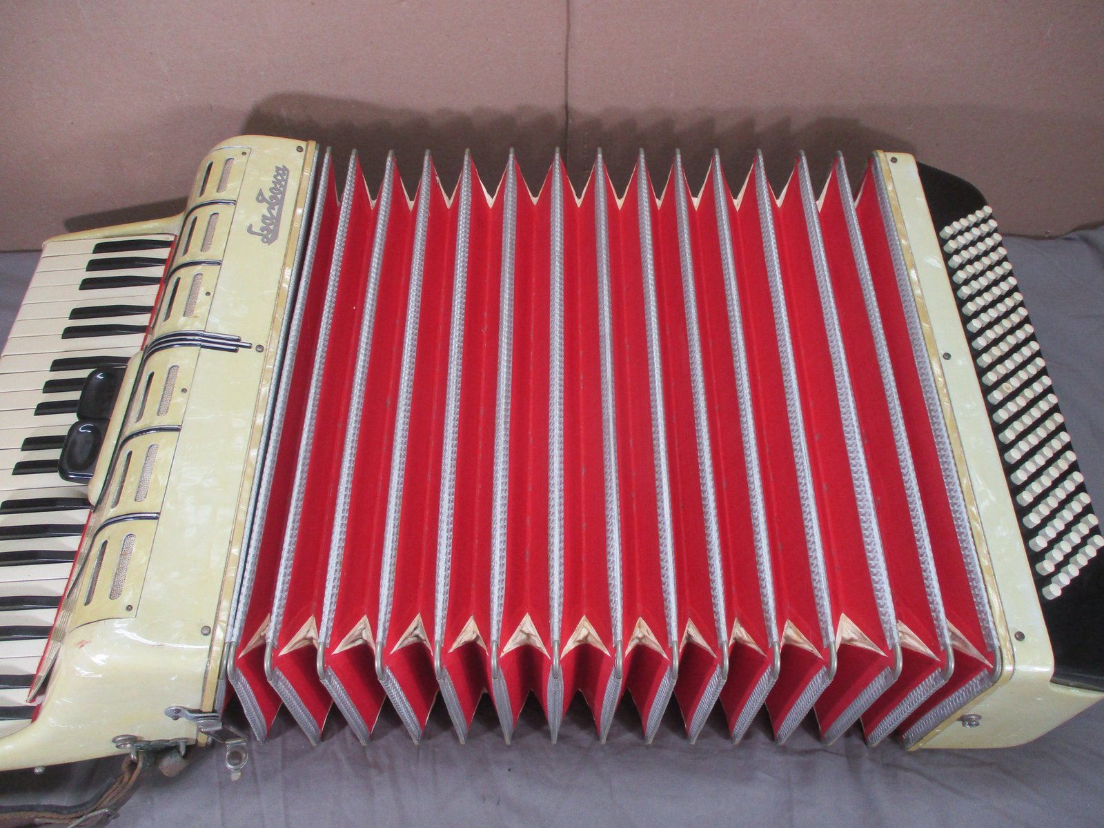 Vintage La Tosca Accordion Made in ITALY 41 Key 120 Button w/ Hard