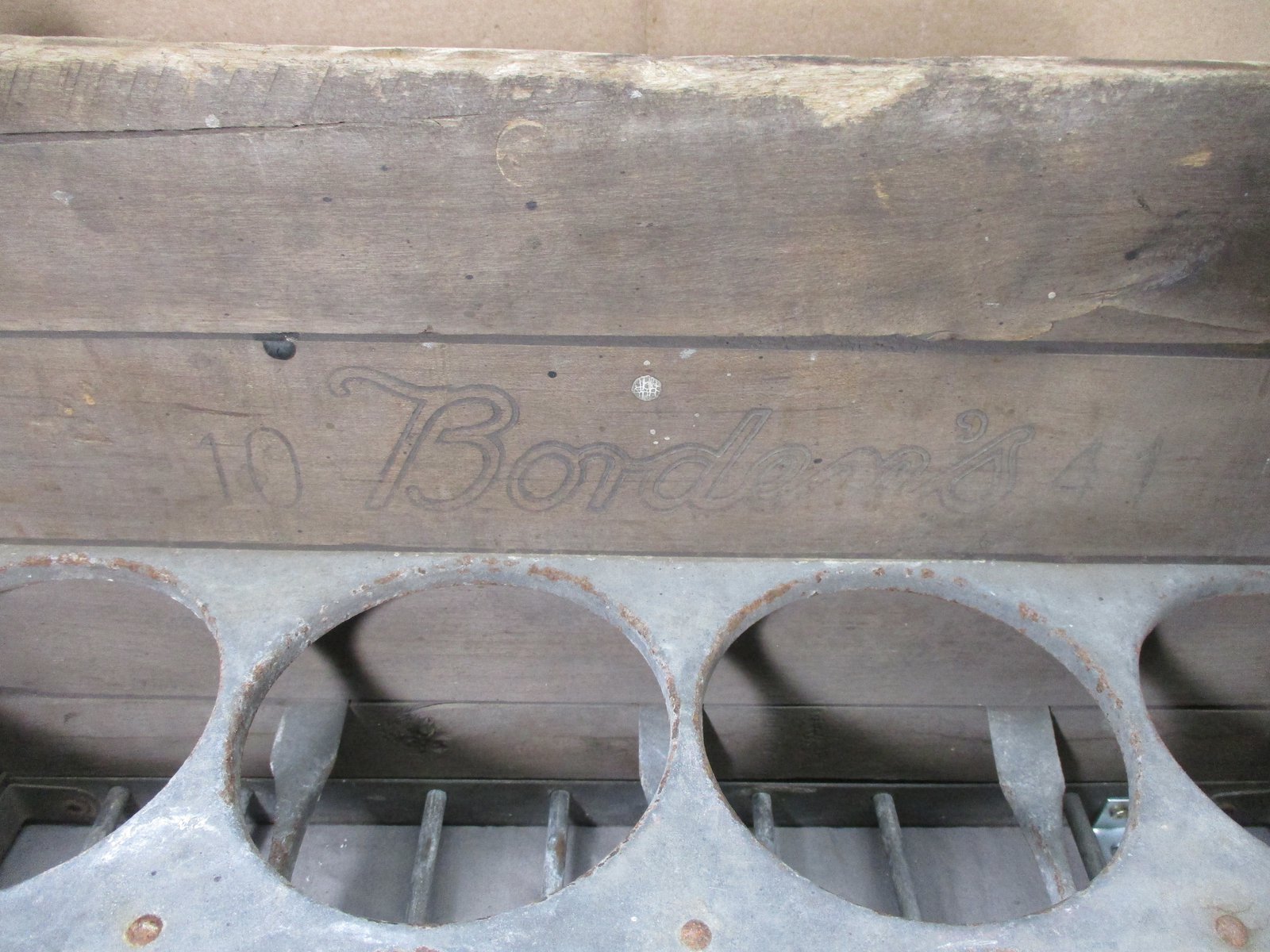 アメリカ　ボーデン　ミルクボトル　キャリラック　Borden's Vintage 1940's Borden's Dairy Wood & Metal Milk Crate