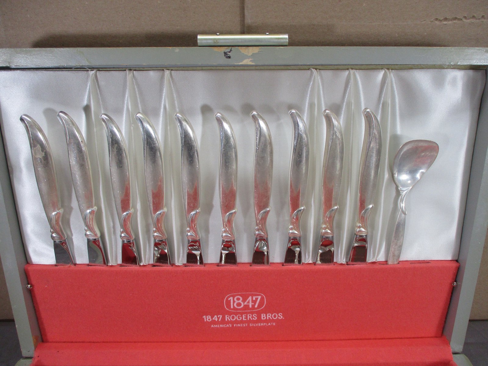 1947 Rogers Bros FLAIR 67 Piece Flatware Set International