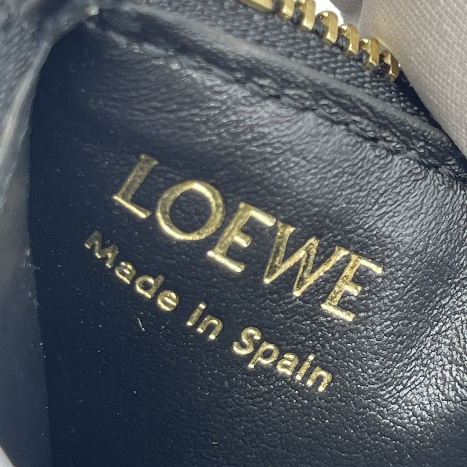 Authentic LOEWE Pebble Coin Card Holder CANBZ40X01 Black Authentic LOEWE Pebble Coin Card Holder CANBZ40X01 Black