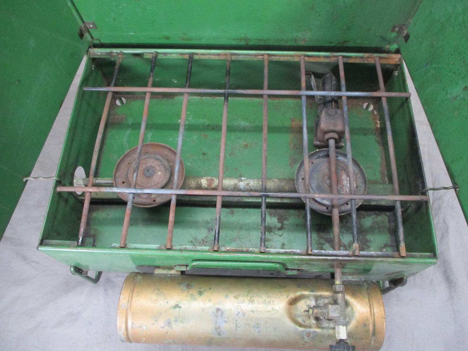 Vintage Coleman 425 Double Burner Portable Gas Camping Stove Has