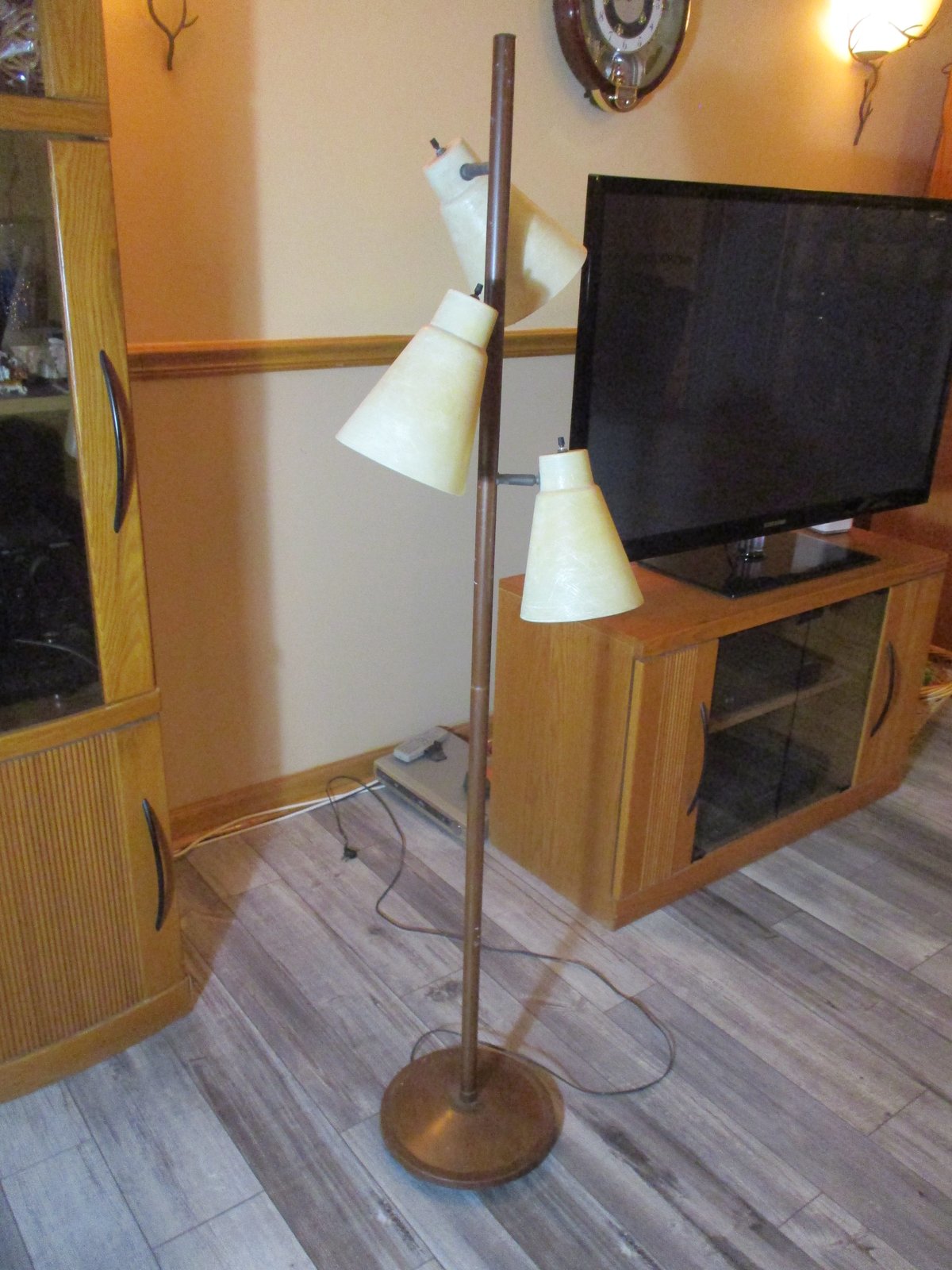 Vintage Mid Century 3 Light Floor Lamp w/ Fiberglass Shades 61