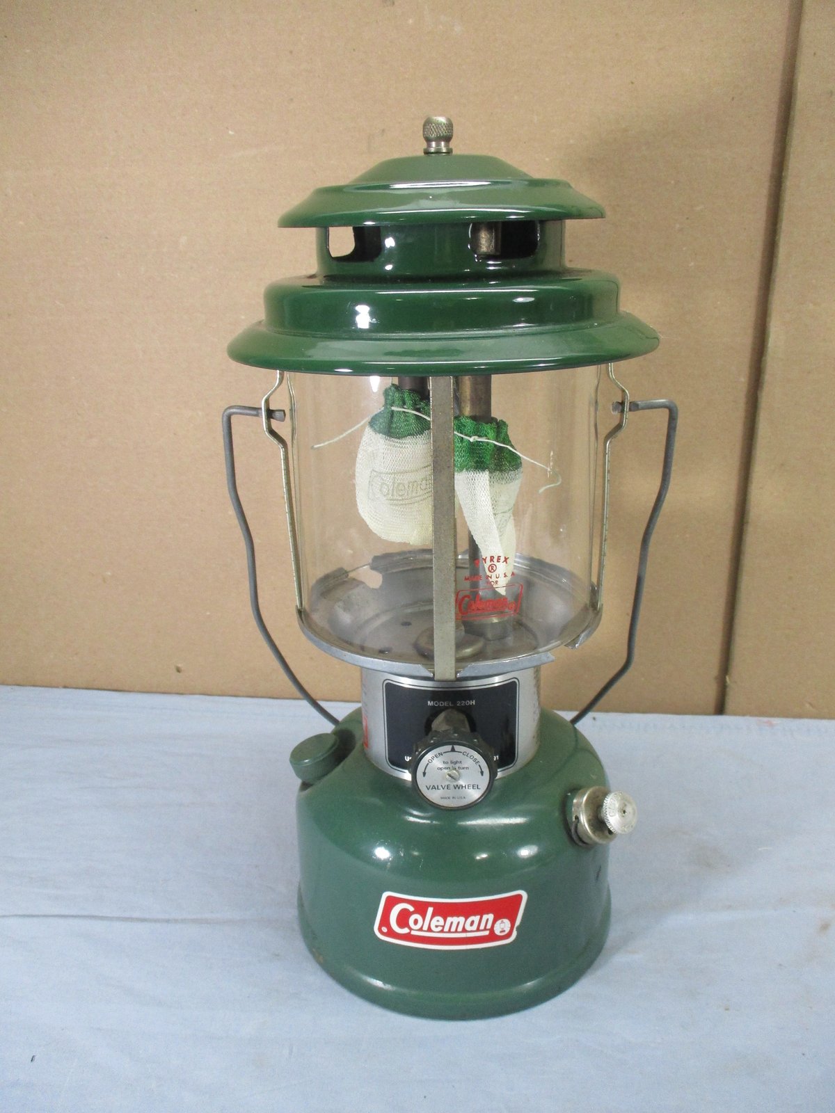 コールマン1973 US VTG Coleman Model 220H Double Mantle Gas Lantern Sep 1973 NICE