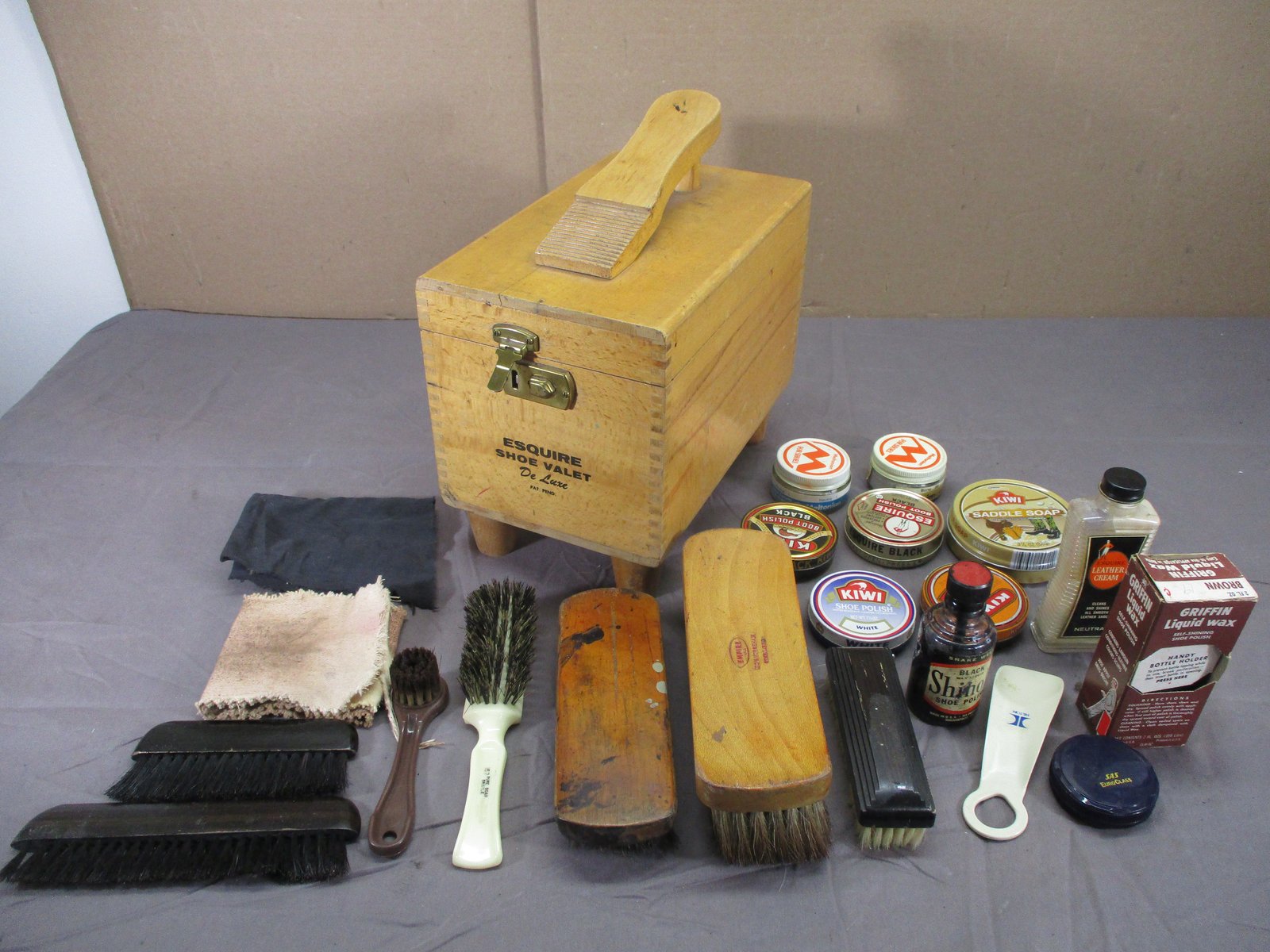 Vintage Esquire Shoe Valet Shoe Shine Box FILLED w/ Brushes  display picture 1